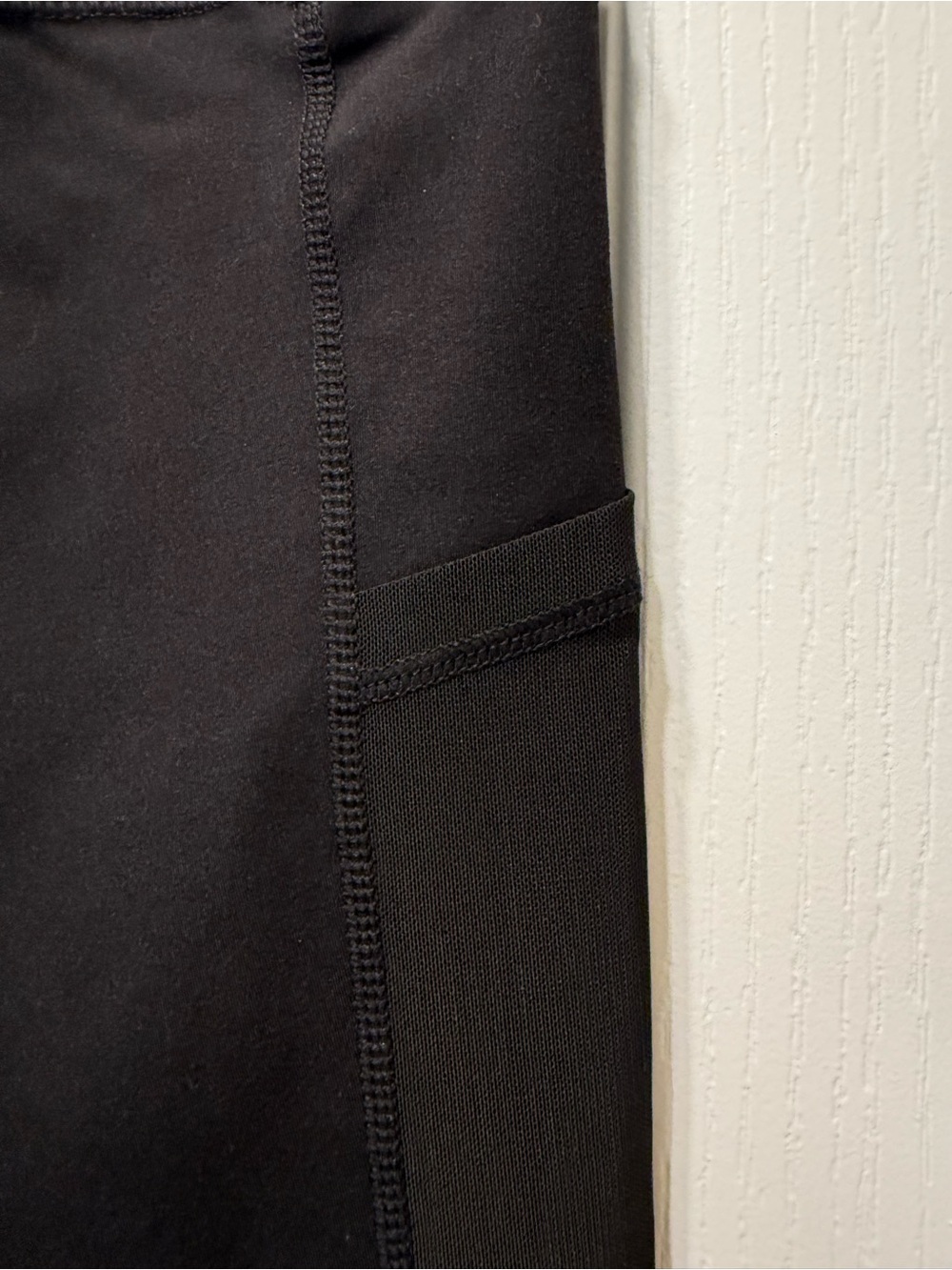 Reebok Women’s High-Rise Black Bike Shorts with Side Pockets BNWT- Large - Picture 4 of 4
